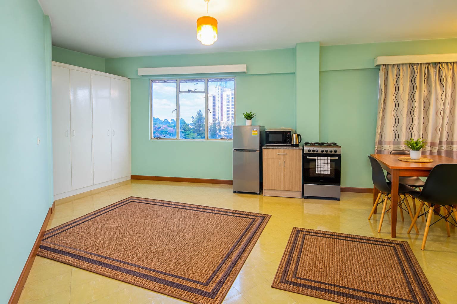 Room with a kitchenette and dining table